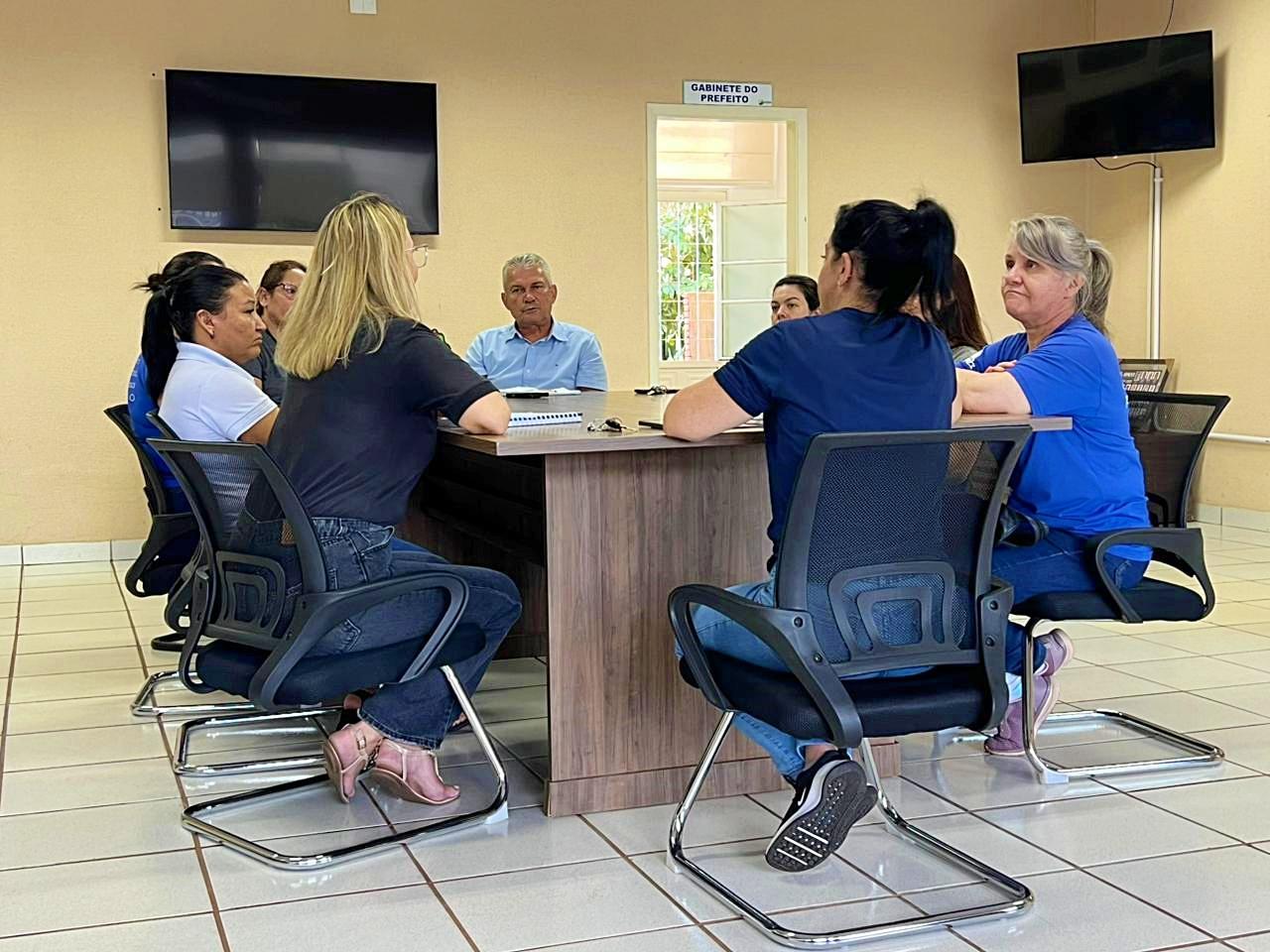 Prefeito de Faxinal se reúne com professores para discutir valorização da educação