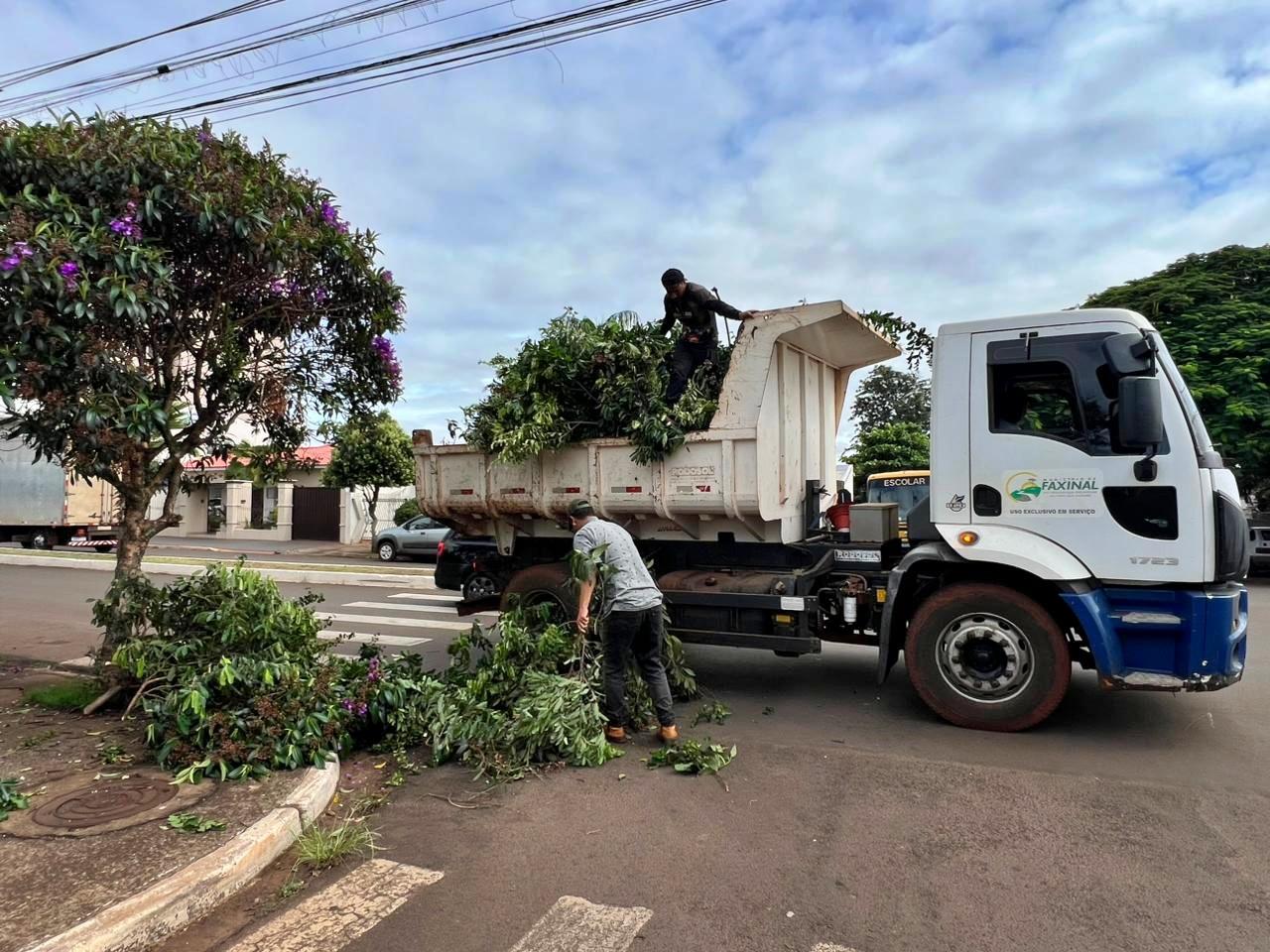 Prefeitura de Faxinal realiza poda de árvores em diferentes pontos da cidade