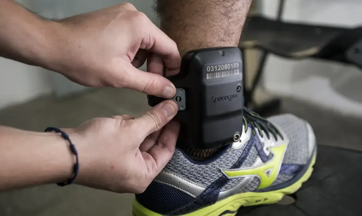 Senado aprova tornozeleira eletrônica imediata para agressores de mulheres em alto risco