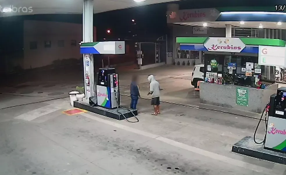 Suspeito é gravado serrando grade para roubar motor de betoneira em posto de Apucarana