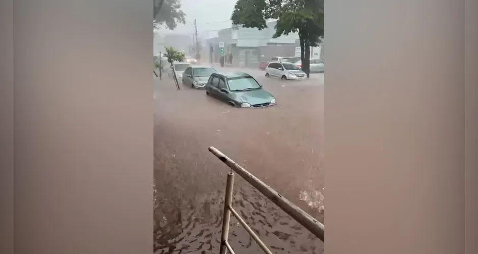 Temporal causa alagamentos em Apucarana e afeta unidades de saúde