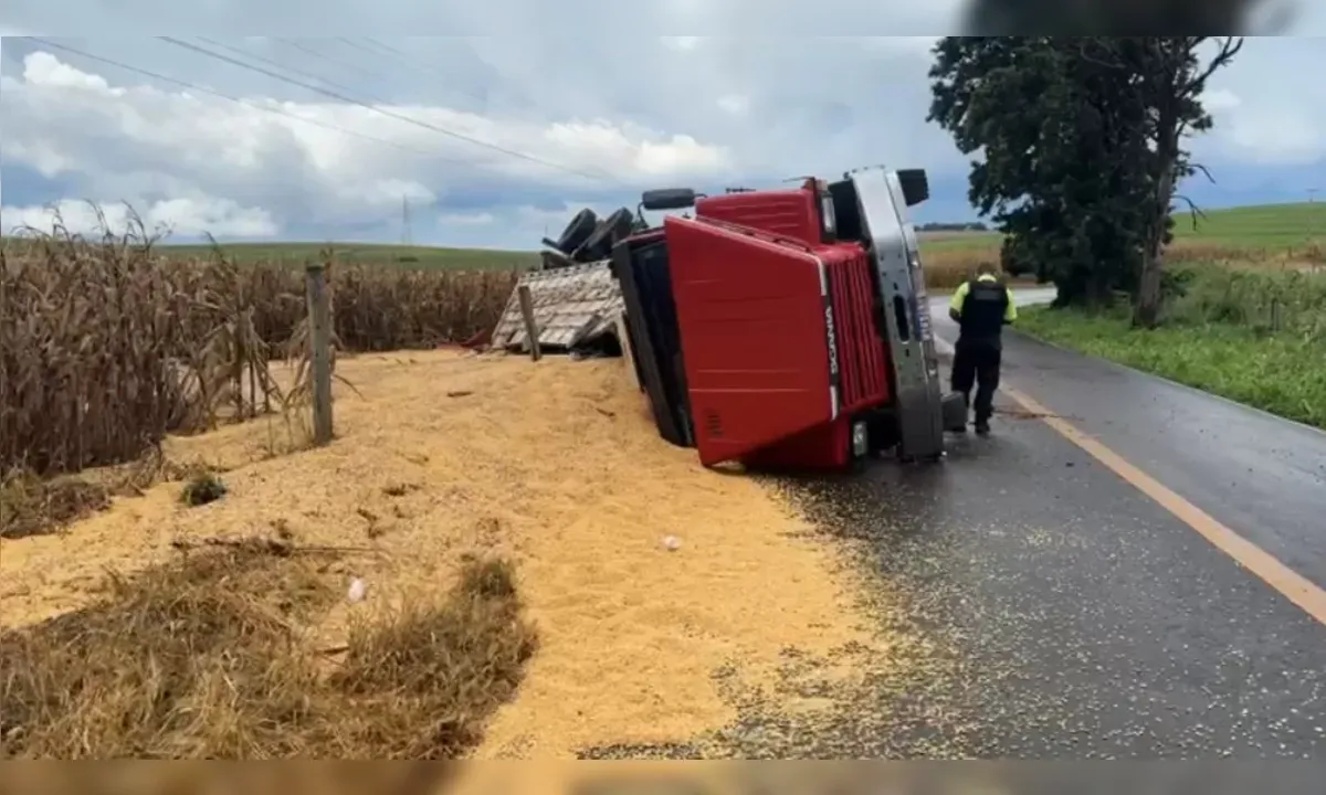 Tombamento de carreta com soja interrompe rodovia em Apucarana