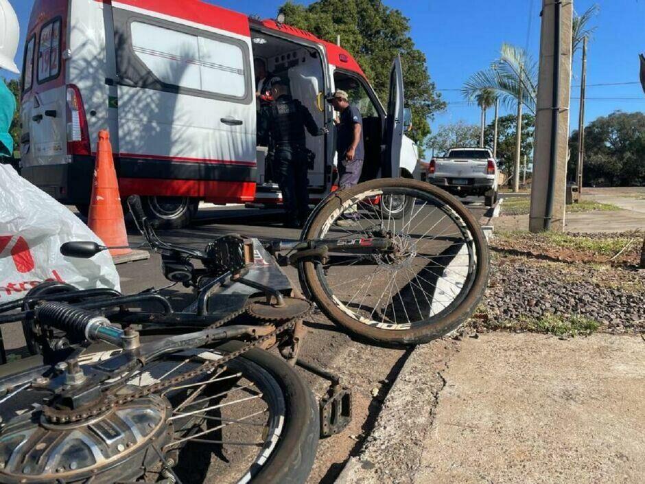 Acidente entre caminhonete e bicicleta mobiliza PM em Apucarana