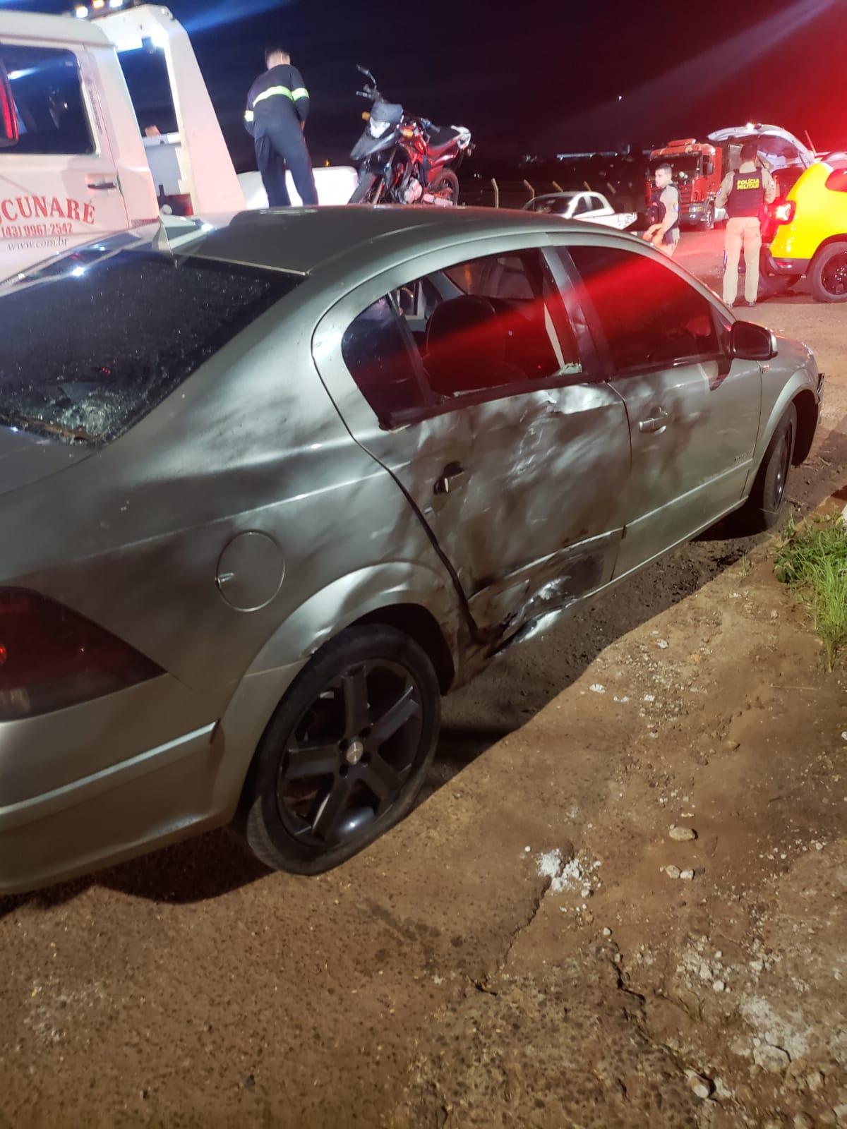 Acidente entre carro e moto deixa mulher ferida no centro de Faxinal