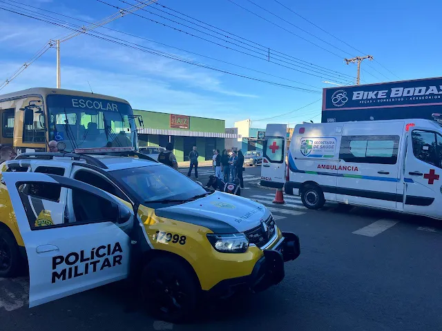 Acidente entre ônibus escolar e motocicleta fere morador em Faxinal