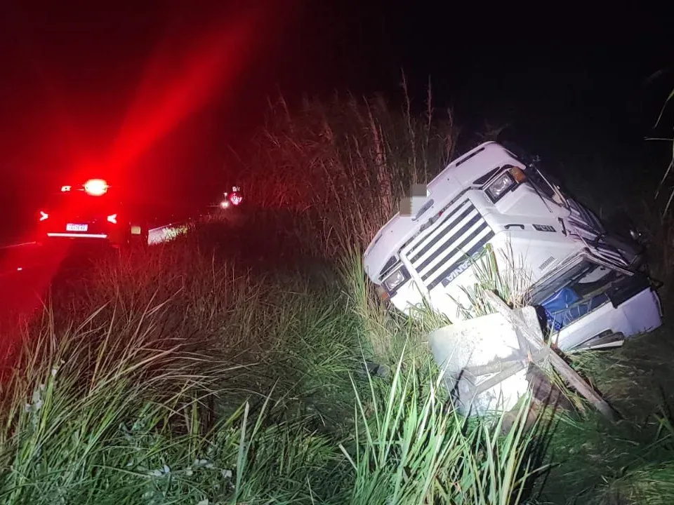 Acidente na PR-218: Caminhão capota em Arapongas e deixa motorista ferido