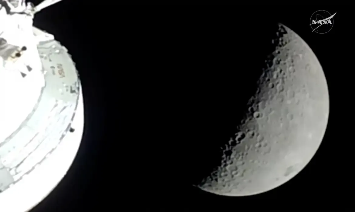 Artemis 2 quebra recorde de distância e sobrevoa lado oculto da Lua