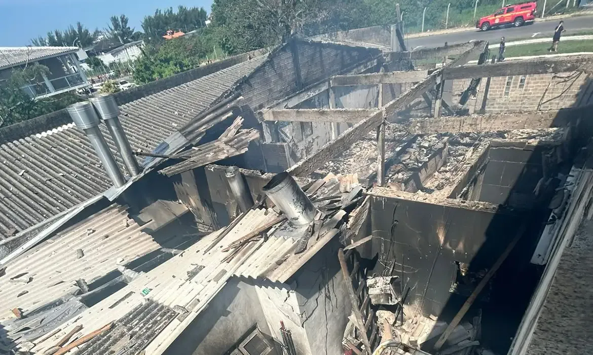 Avião de pequeno porte cai em Capão da Canoa sobre restaurante