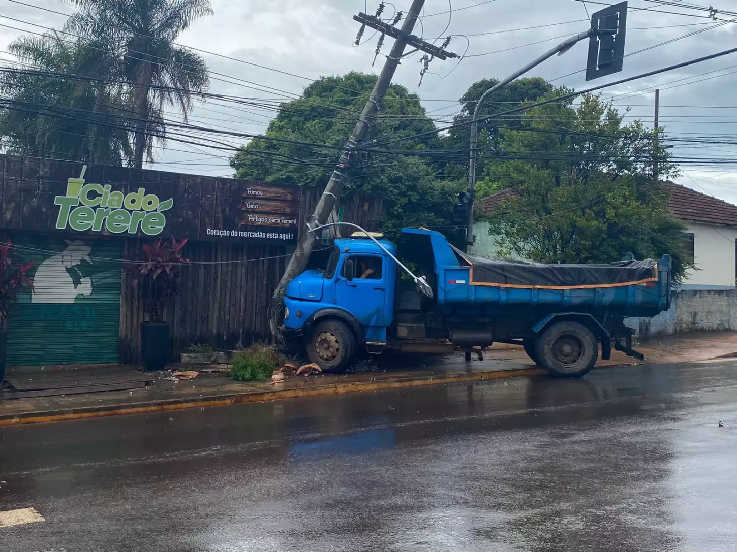 Bandidos tentam furtar caminhão e batem em poste em Apucarana