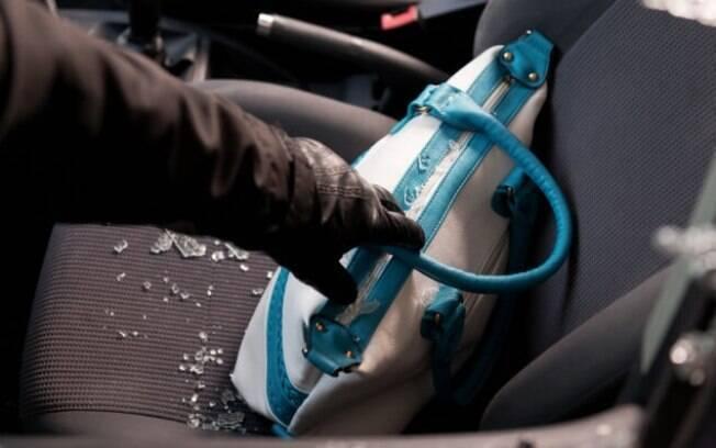 Bolsa é furtada de carro em Califórnia