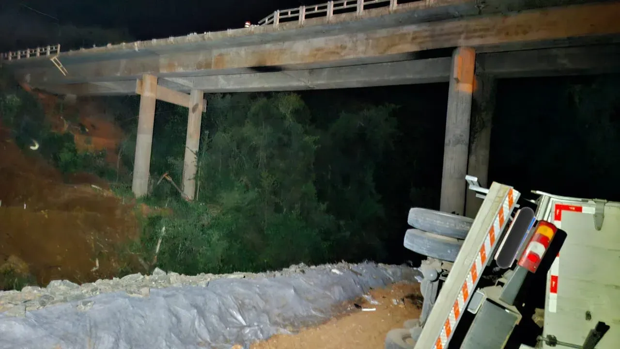 Caminhão cai de ponte em Tamarana