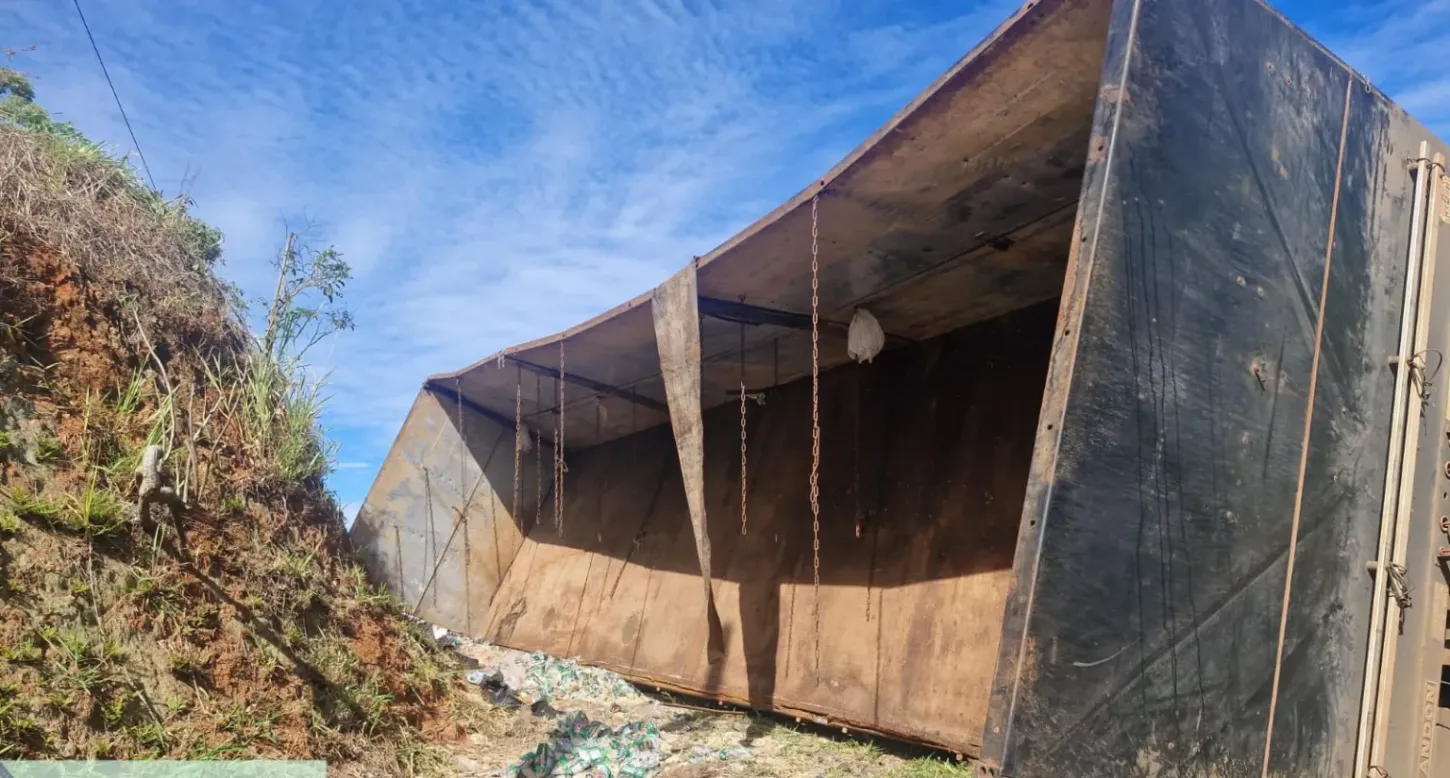 Caminhão tomba com carga de arroz na BR-376 e sofre saques em Ortigueira