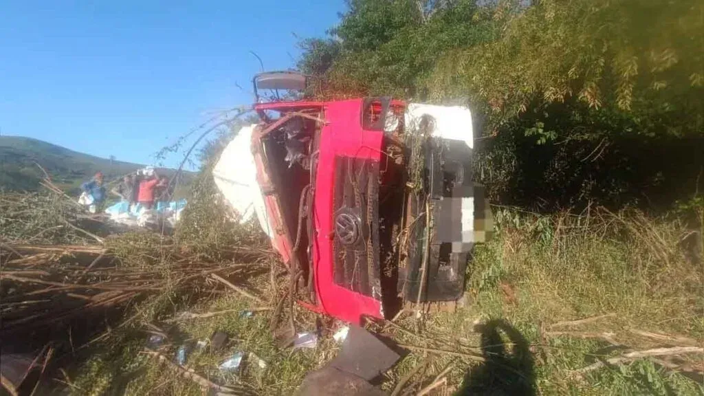 Caminhão tomba e deixa passageiro ferido em Marilândia do Sul