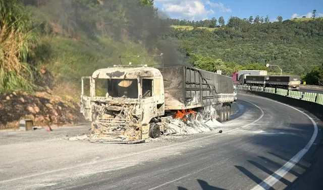 Carreta carregada com bicarbonato é destruída por incêndio na BR-376 em Mauá da Serra
