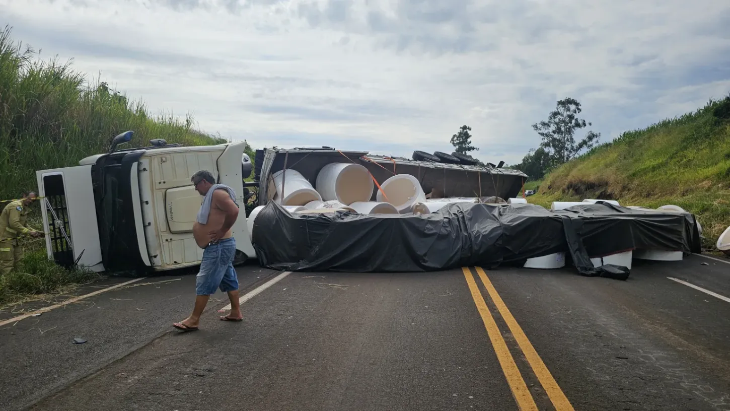 Carreta tomba após colisão frontal em trevo da PR-272 em Cruzmaltina