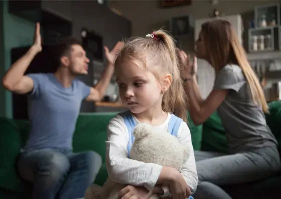 Casal briga na frente de filhos e mulher se defende com faca em Rio Bom