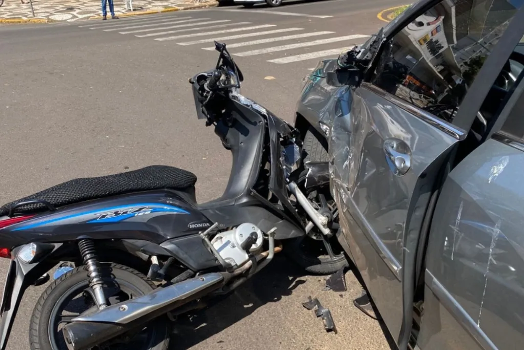 Colisão entre carro e moto mobiliza equipes de segurança em Ivaiporã