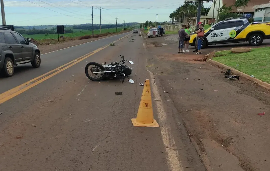 Colisão traseira entre carro e moto deixa motociclista ferido em São Pedro do Ivaí