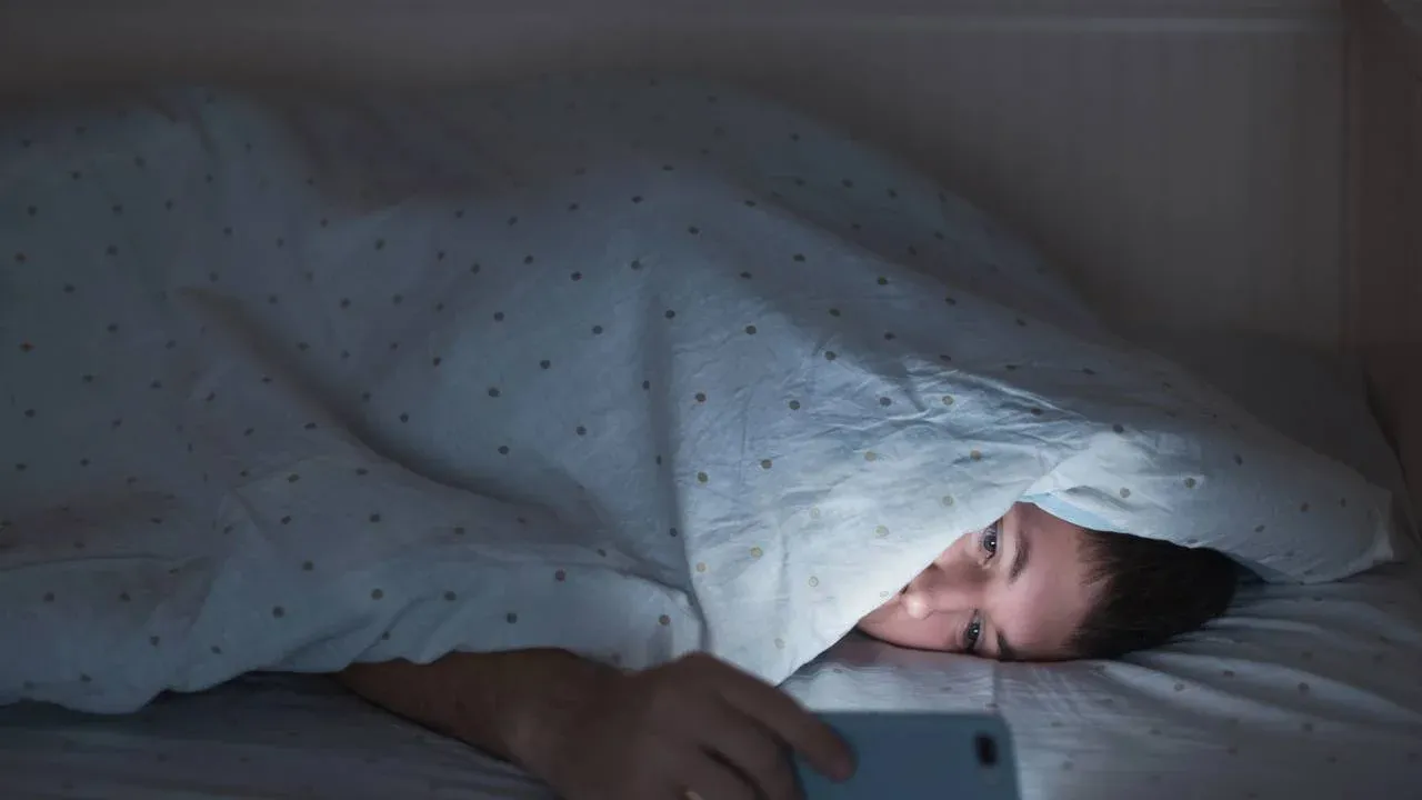 Convivente furta celular e realiza transferências de R$ 2.530 via PIX enquanto vítima dorme em Apucarana