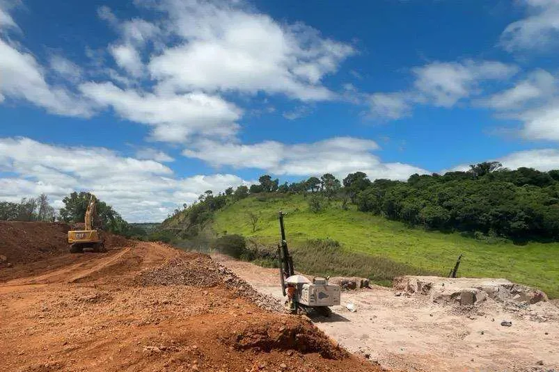 Detonação de rochas interrompe tráfego na PR-445 em Londrina nesta sexta-feira