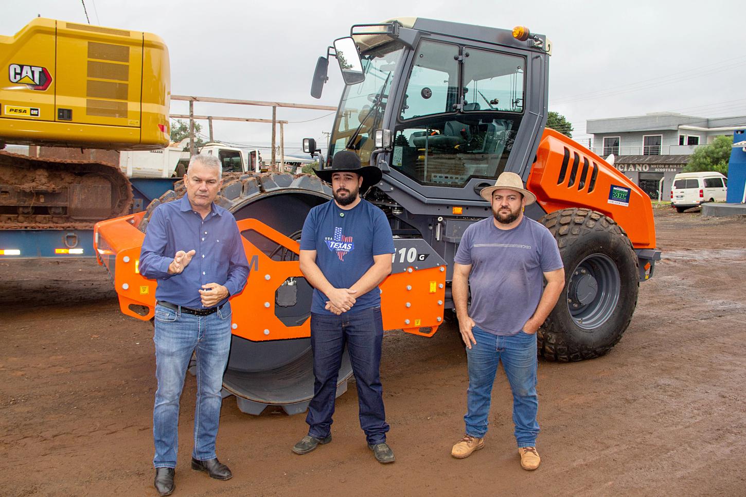 Faxinal recebe novo rolo compactador para reforçar infraestrutura urbana e rural