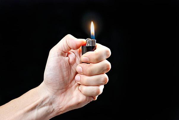 Filho ameaça mãe de atear fogo em Apucarana e foge após depredar casa