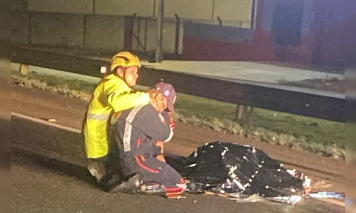 Foto revela desespero de pai que encontra filho morto no resgate