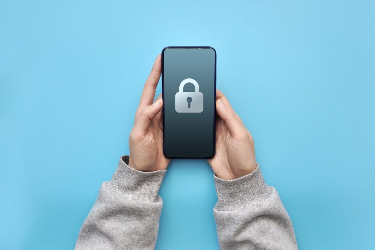 Furto de celular em residência no Centro de California