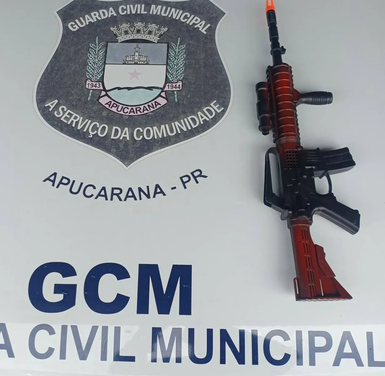 Guarda Municipal apreende simulacro de fuzil com adolescentes perto de colégio em Apucarana