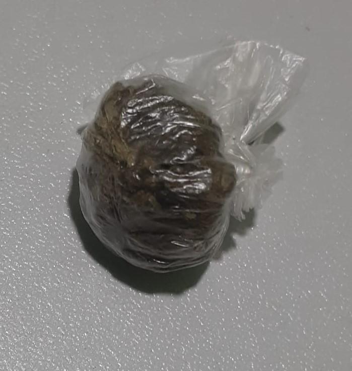 Homem com tornozeleira eletrônica resiste a abordagem e é preso com maconha em São Pedro do Ivaí