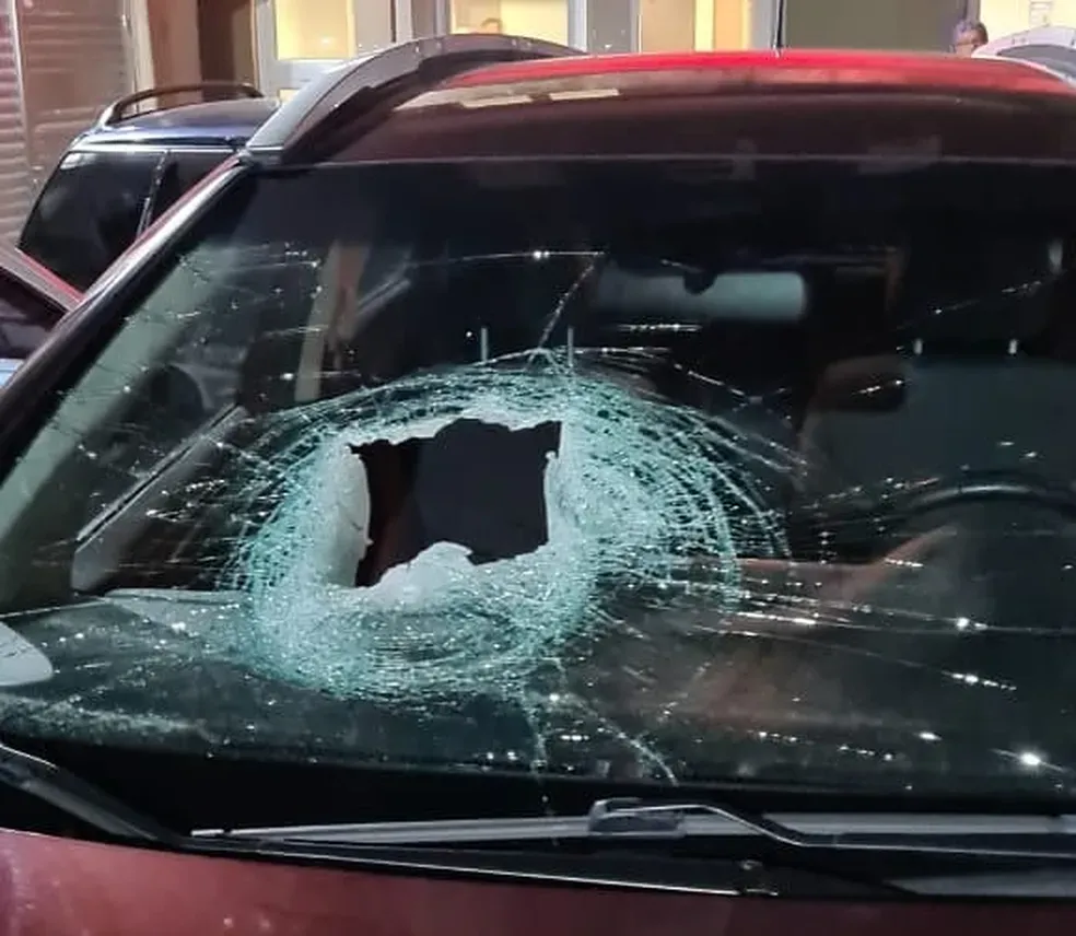 Homem de 51 anos danifica para-brisa de carro com tijolo em Jandaia do Sul