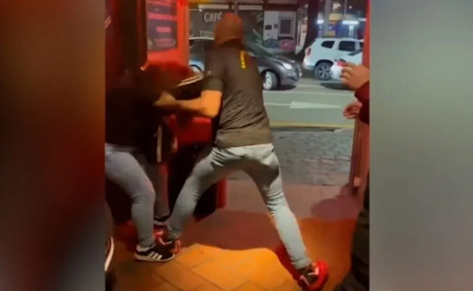 Homem é agredido com chute e coronhada em bar no Centro de Bom Sucesso