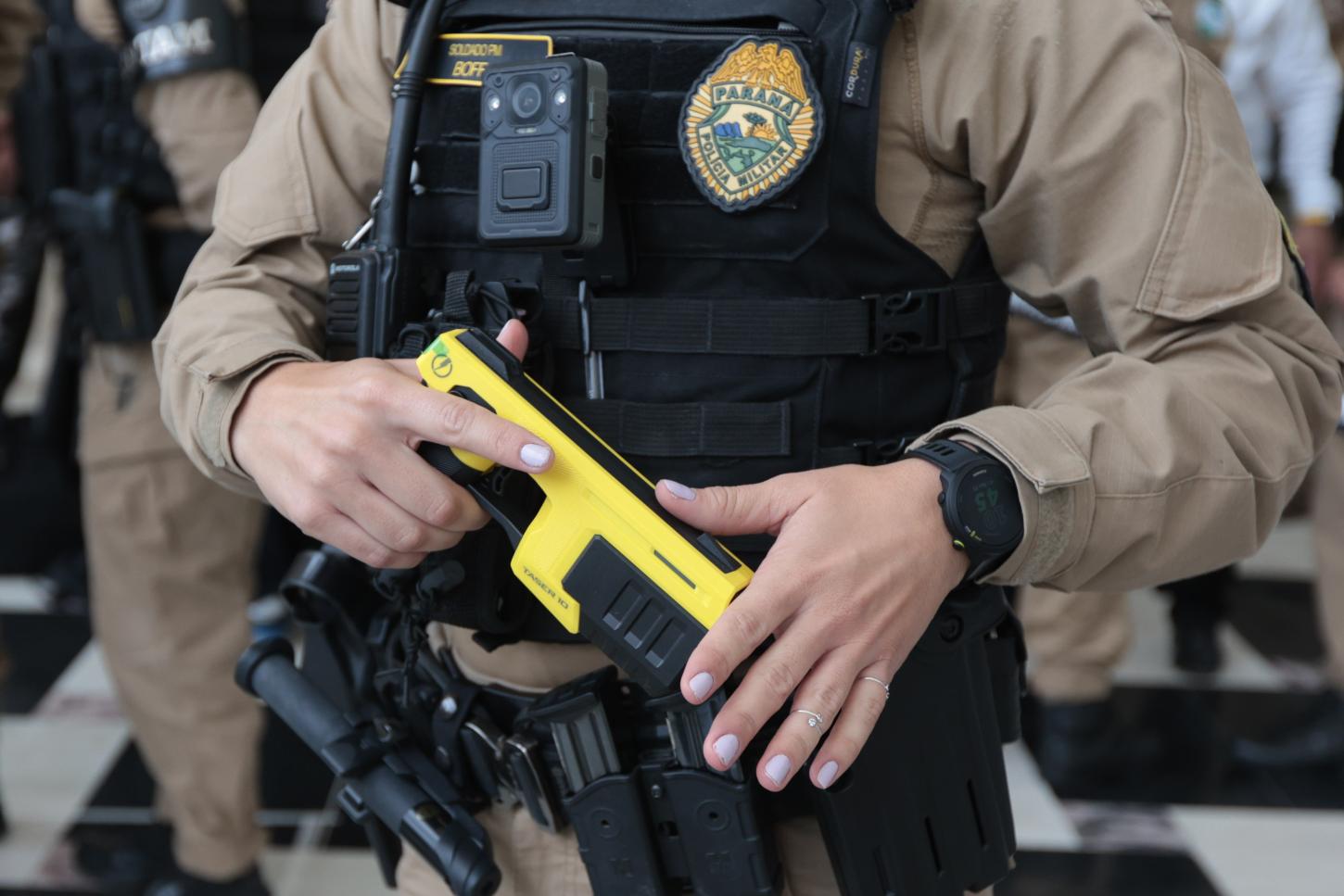 Homem é detido após tentar furtar arma de policial em Apucarana