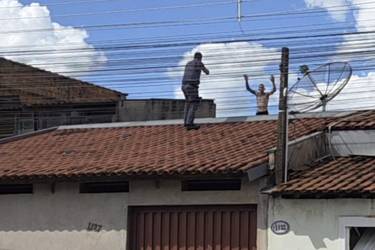 Homem é preso em Apucarana por desobediência e resistência após ser flagrado no telhado de residência