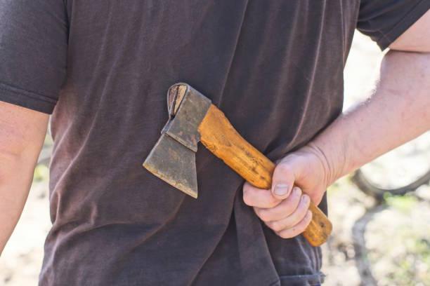 Homem embriagado é preso com machado após ameaçar matar esposa e sogro em Borrazópolis