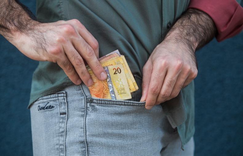 Homem embriagado é resgatado pela PM em Apucarana com R$ 8.400 em espécie