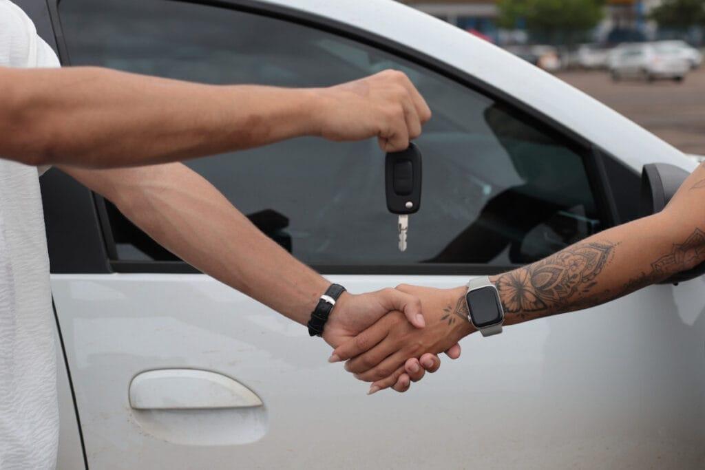 Idoso de 80 anos perde R$ 105 mil em golpe do falso carro em California