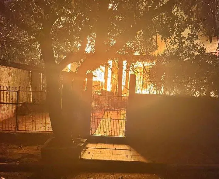 Incêndio destrói residência em Kaloré na madrugada