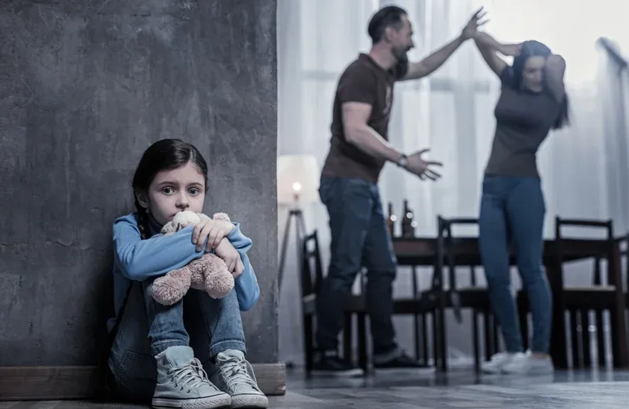 Marido agride esposa e filho de 8 anos em Ivaiporã e foge da polícia