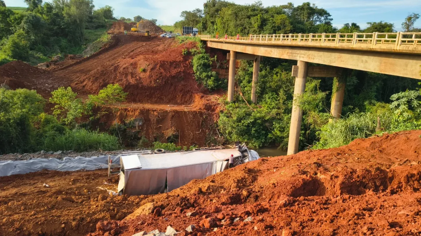 Morre motorista que caiu com caminhão de ponte em Tamarana