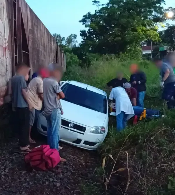 Mulher fica ferida em colisão entre carro e trem em Marilândia do Sul