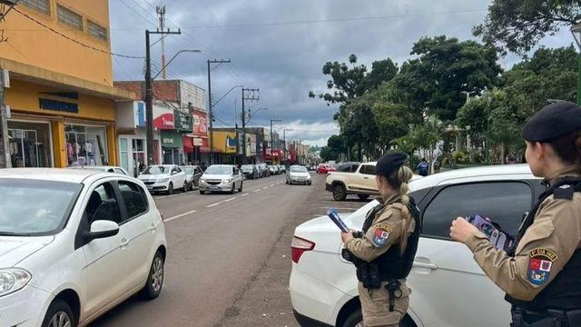 PM realiza blitz educativa contra violência doméstica em Ivaiporã