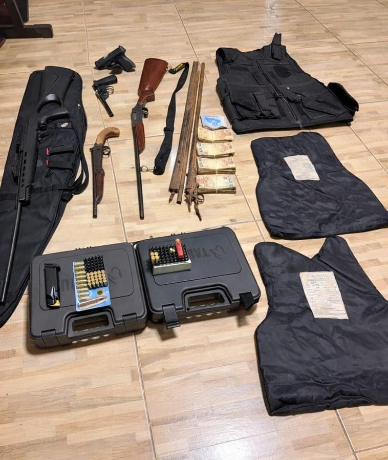 Polícia apreende armas em casa de agressor em Mauá da Serra