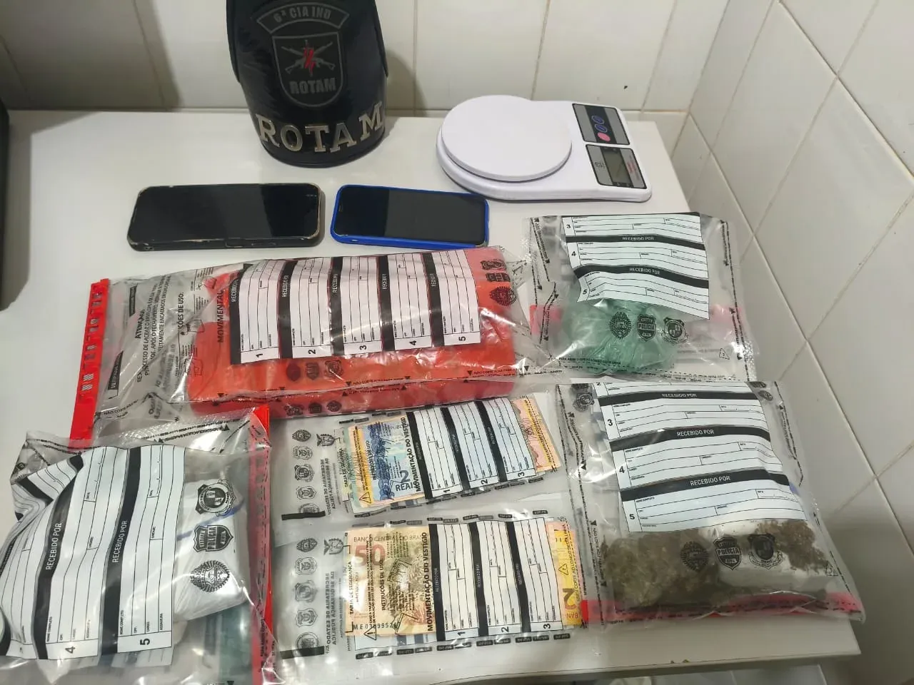 Polícia apreende mais de 1,6 kg de maconha e dinheiro em operação em Ivaiporã