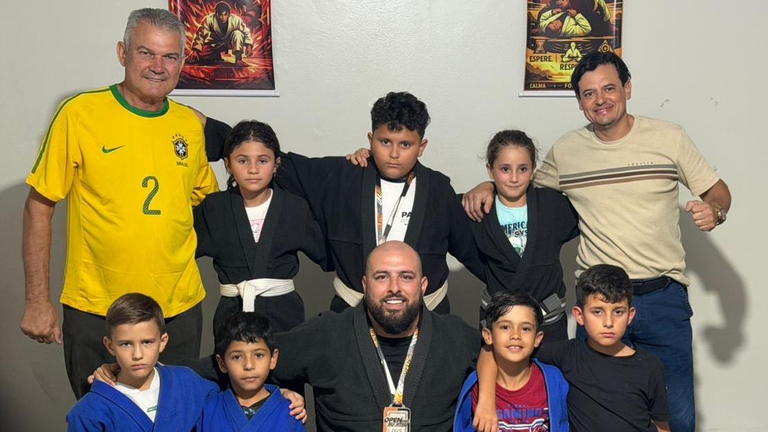 Prefeito Hermes Santa Rosa visita Studio de Jiu-Jitsu DOJO 247 MSBJJ e parabeniza atletas destaques em competição
