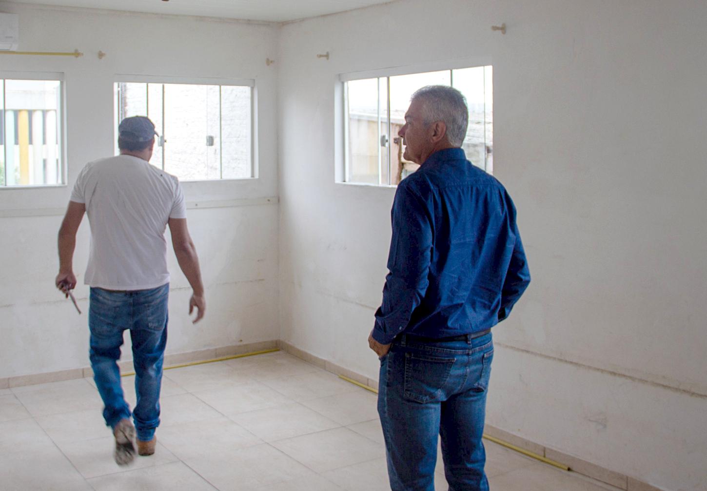 Prefeito vistoria obras de reforma no CMEI Alair Lourdes Fernandes após incêndio