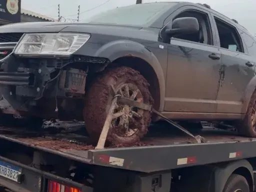 Suspeitos trocam tiros com PM e abandonam carro com itens policiais em Bom Sucesso