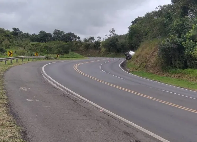 Tombamento de carreta com GLP paralisa BR-376 em Ortigueira