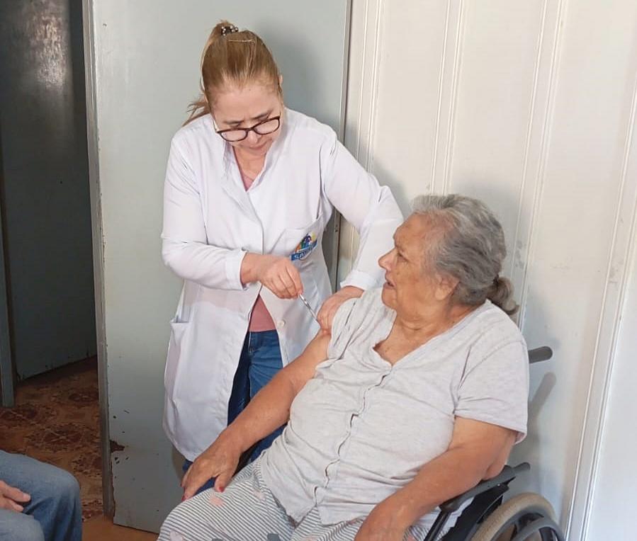Vacinação itinerante amplia proteção contra a gripe para acamados e idosos em Faxinal