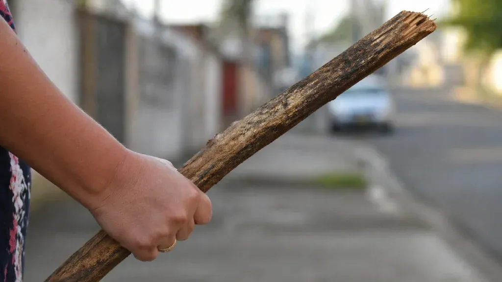 Vizinha ameaça com pedaço de madeira em Ivaiporã